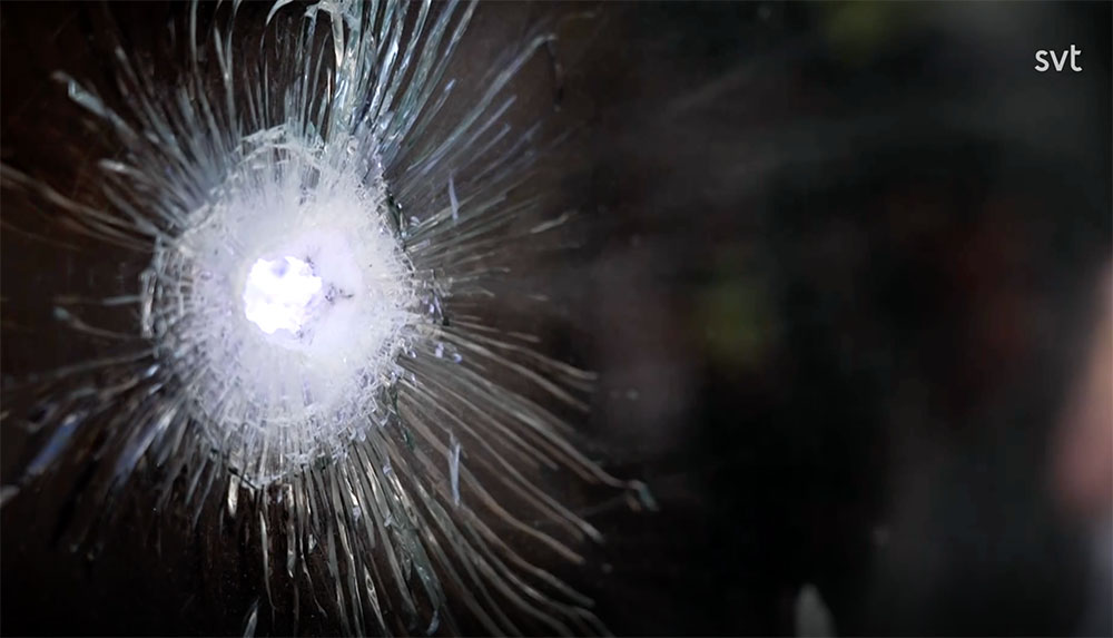 Criminalidad. Impacto de bala en un cristal.