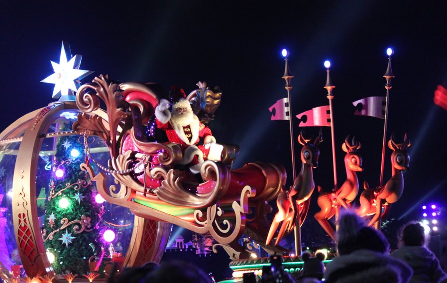 Disneyland-paris-Mickeys-dazzling-christmas-parade