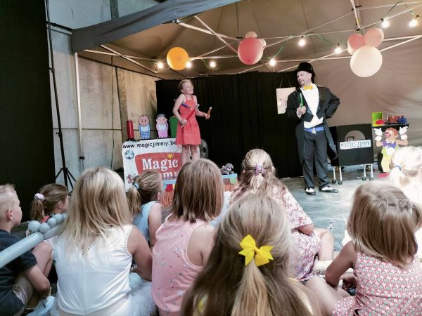 Magic Clown Jimmy met duifjes in de hangar