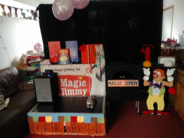 Magic Clown Jimmy show met de duifjes kan ook in de kleine huiskamer