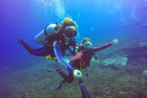 underwater-scuba-diving-selfie-shot-with-selfie-stick