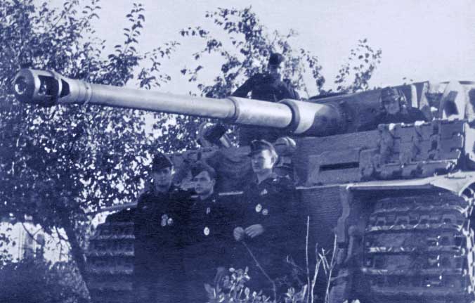 Feldwebel Ludwig Scheuerlein (left) with his men by the massive front of the Tiger I.