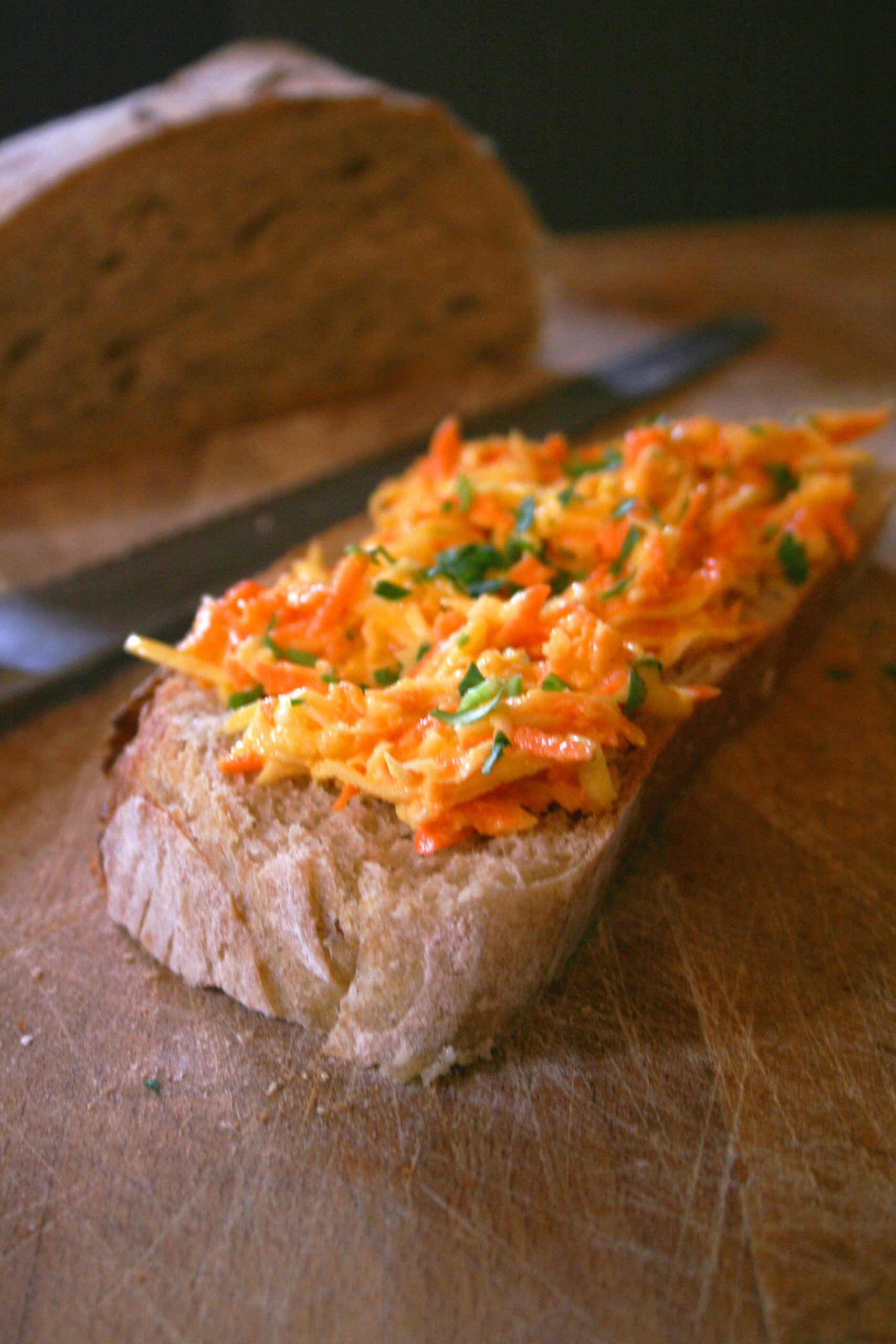 vegan knolselderij salade met wortel en peterselie op een snee zuurdesem brood