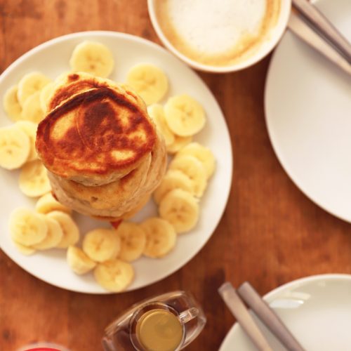 Fluffy vegan pannenkoekjes recept met vers fruit en een havermelk cappuccino