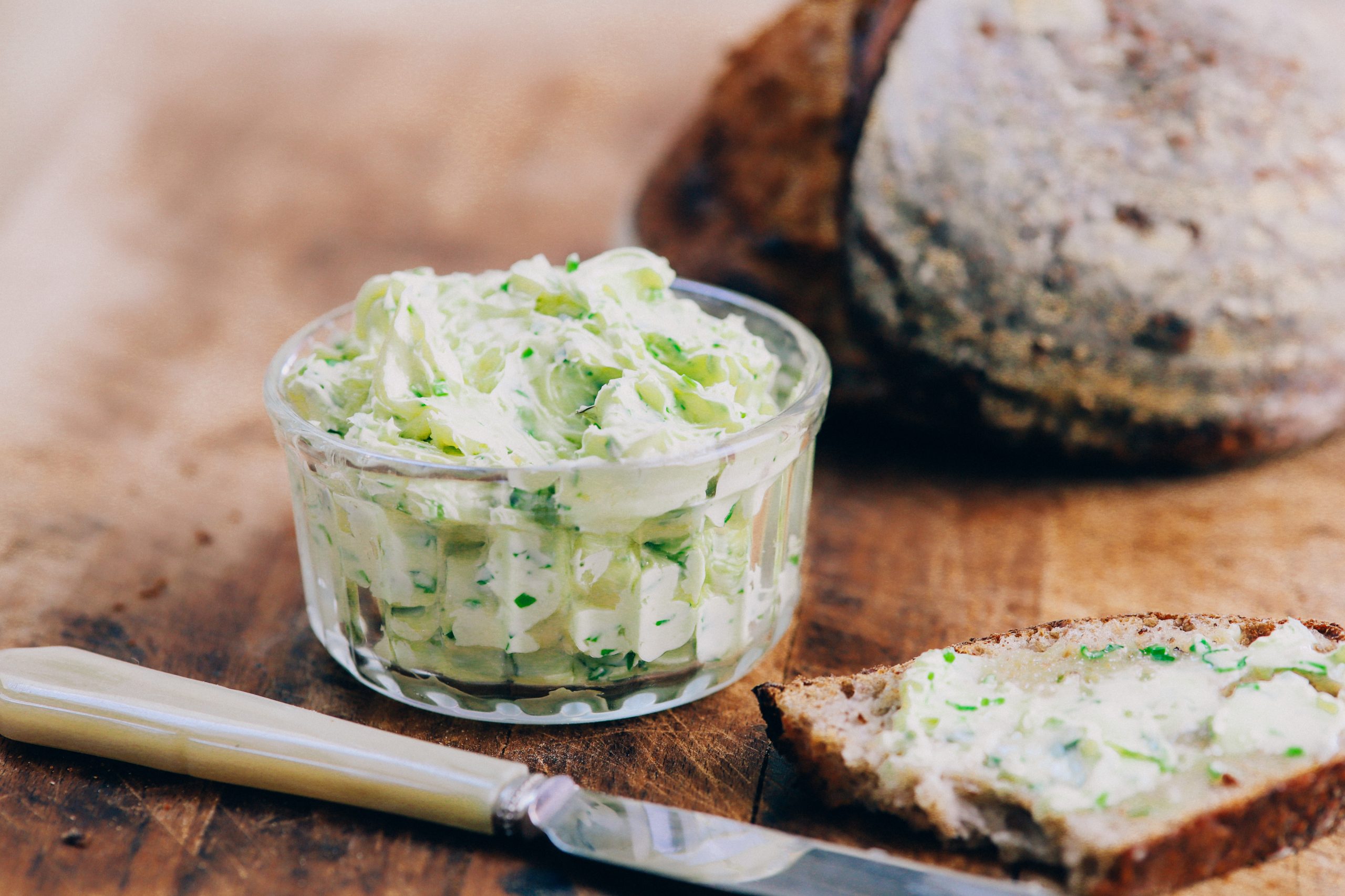 Recpt om zelf vegan kruidenboter te maken met maar een paar ingredienten