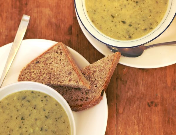 recept voor romige knolselderij soep met peterselie bleekselderij en plantaardige room