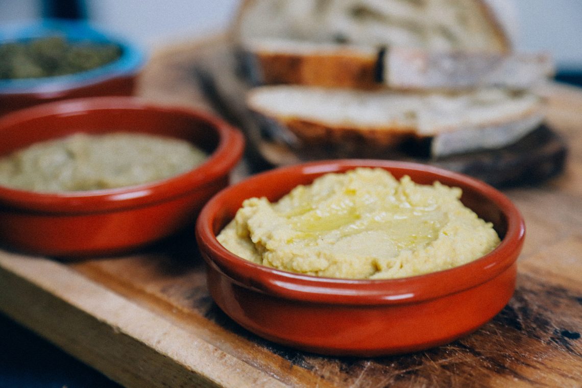 recept om zelf vegan dips zoals hummus te maken met gepofte knoflook
