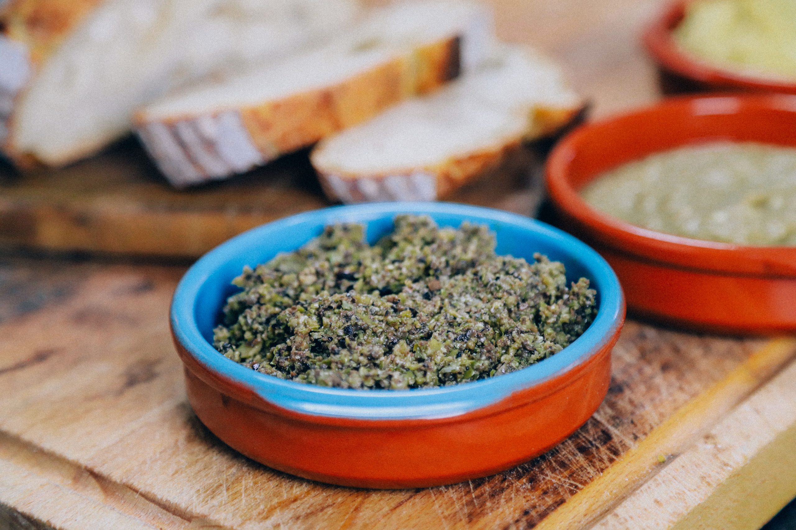 recept om huisgemaakte olijven tapenade te maken van groene en zwarte olijven