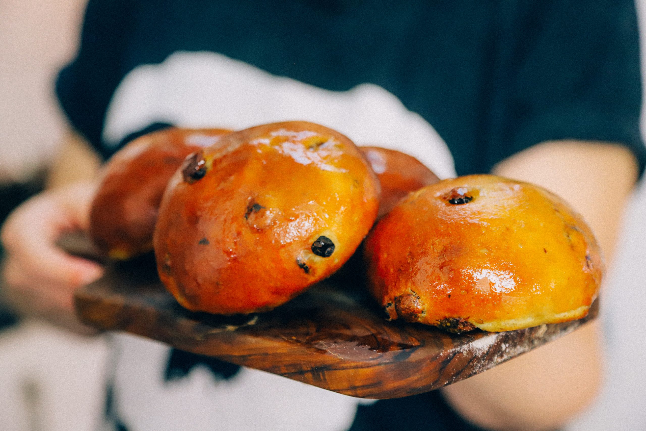 Recept om makkelijk zelf vegan krentenbollen te bakken