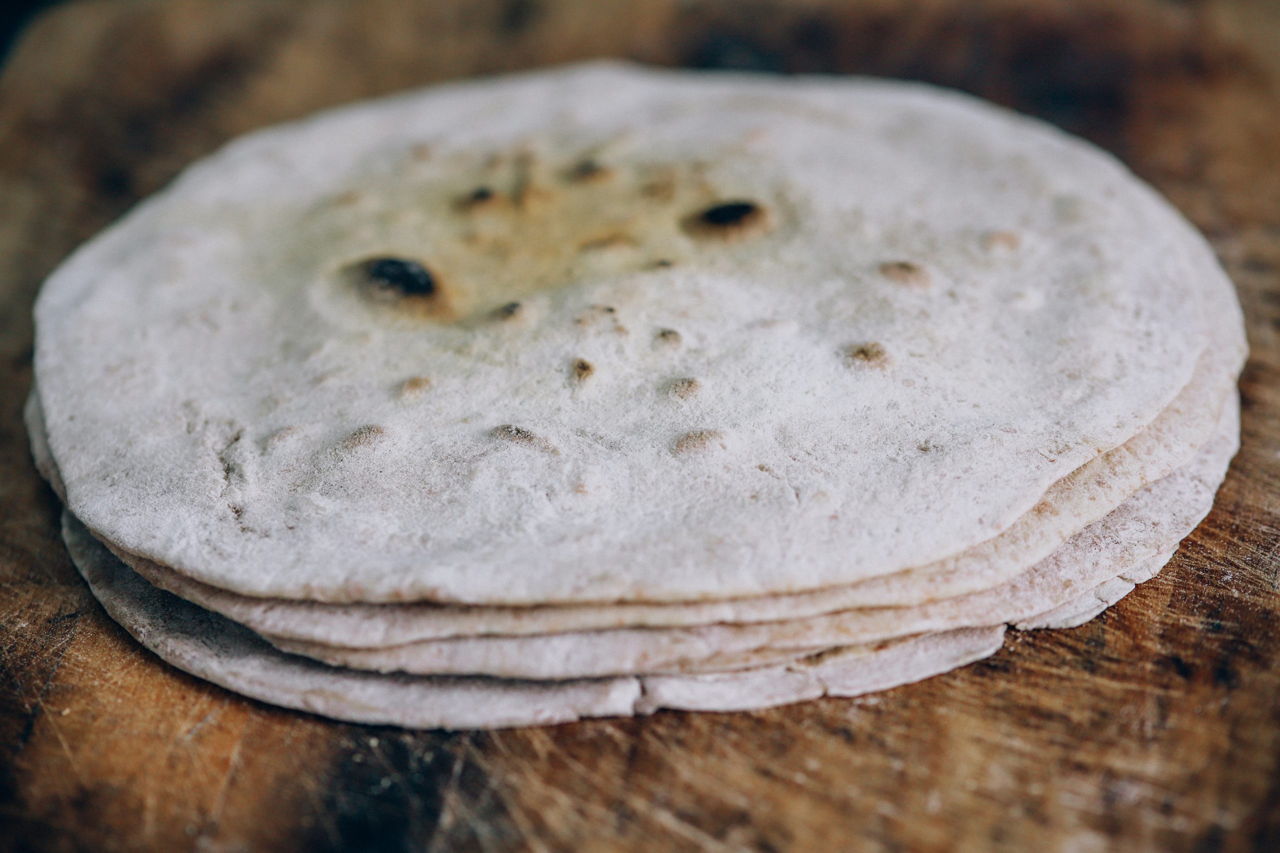 Recept om makkelijk zelf platbrood met volkorenmeel te bakken