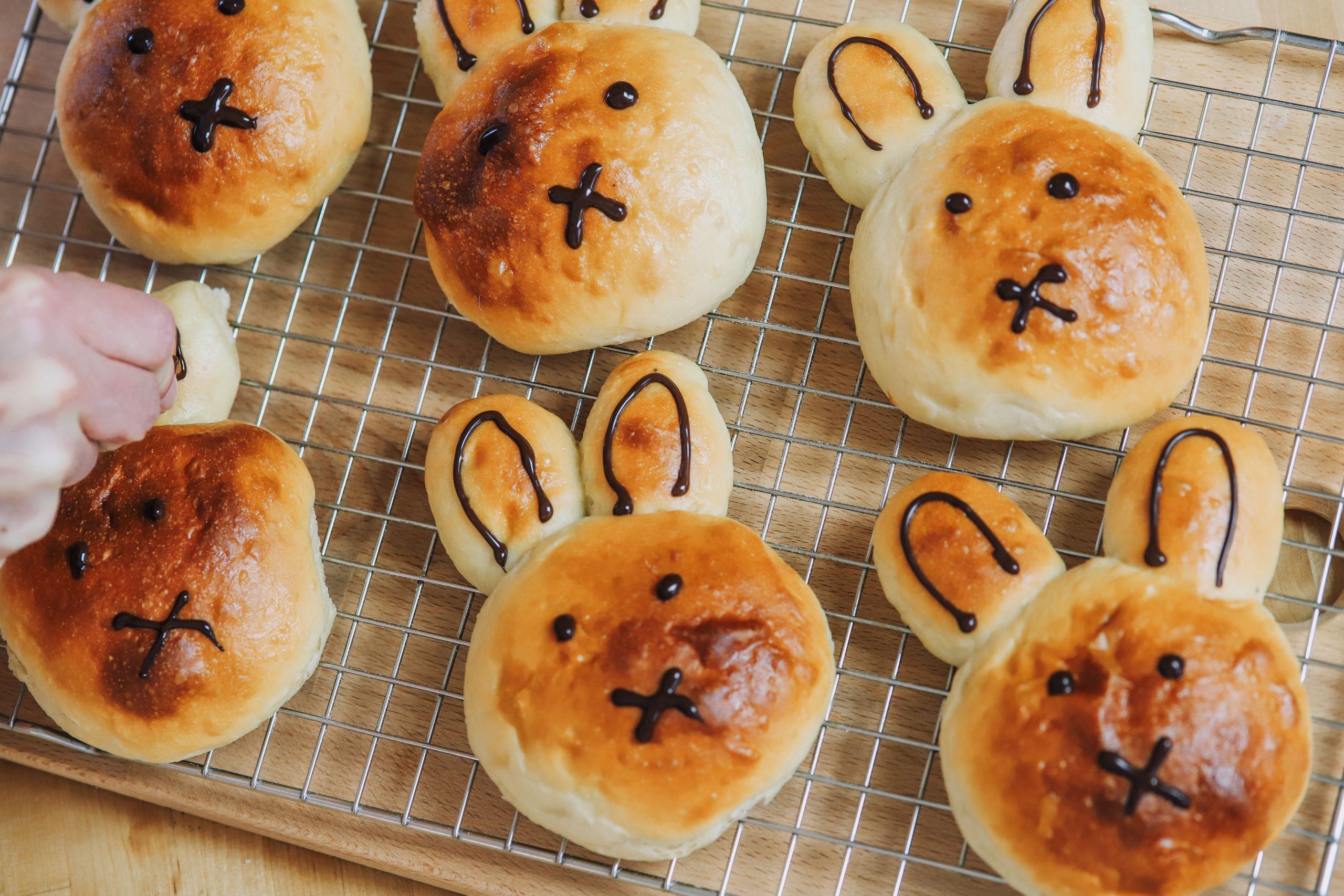 Recept voor vegan paasbroodjes in de vorm van paashaasjes