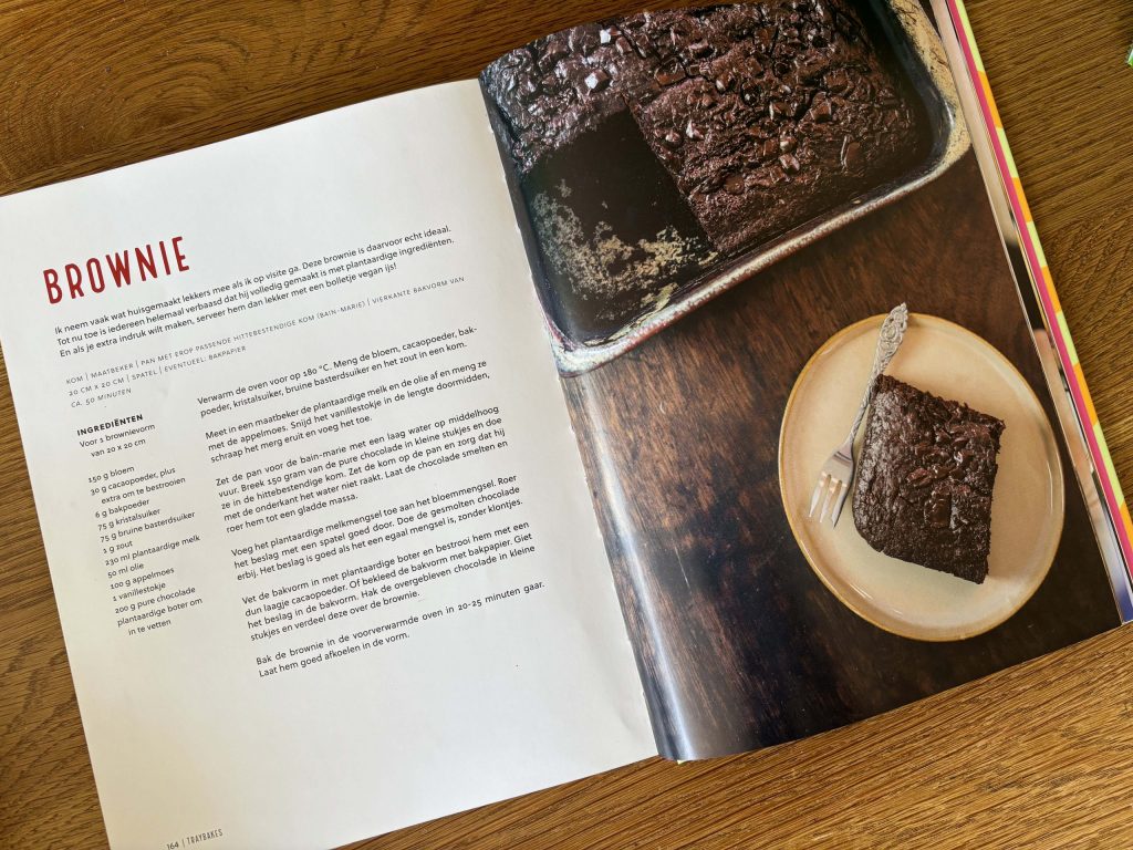 Het recept voor deze vegan brownie staat in het vegan bakboek