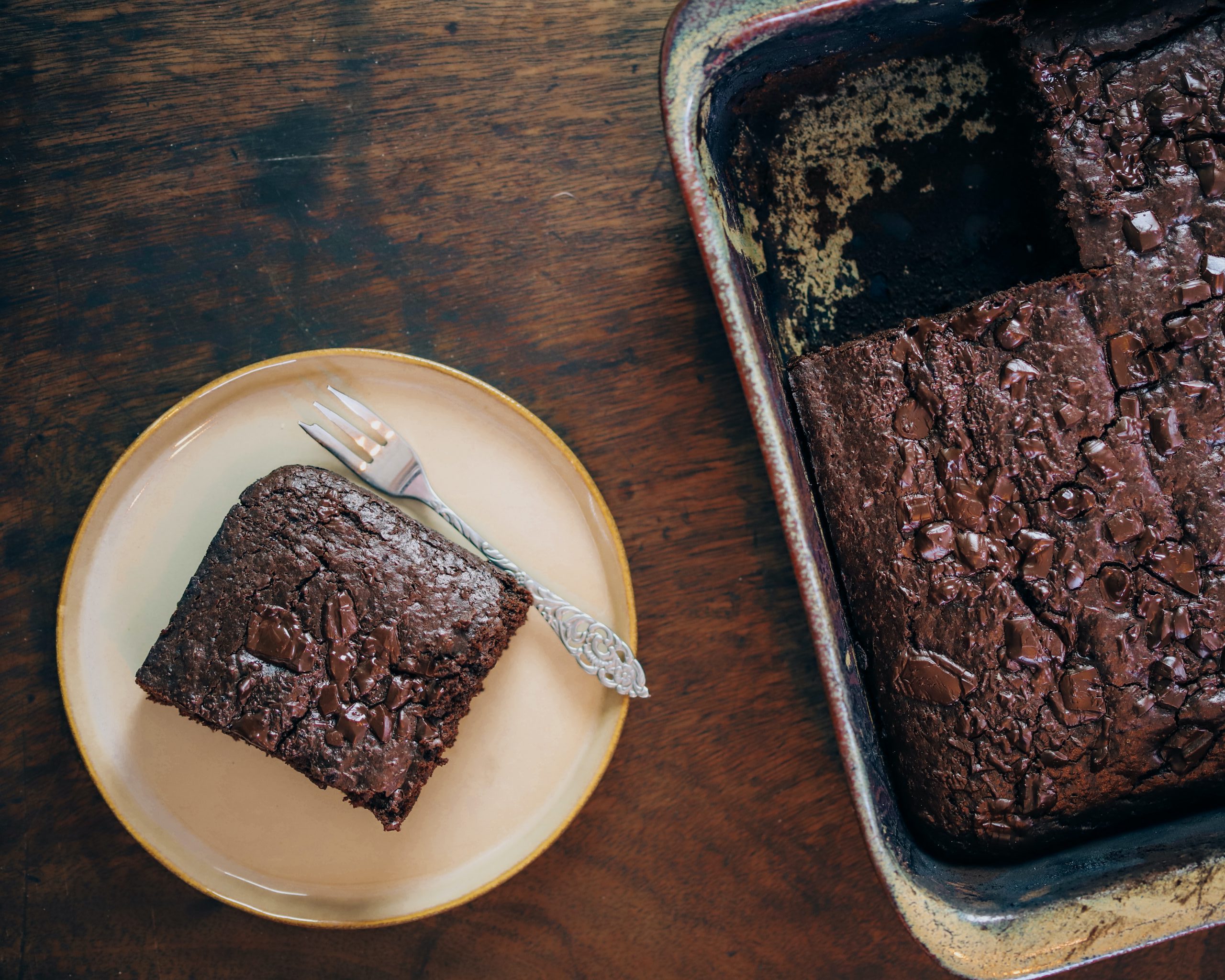 Recept om een lekkere smeuige vegan brownie te maken met lekker veel chocolade