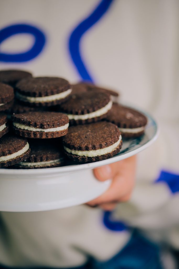 Recept om zelf vegan oreo's te maken, chocoladekoekjes met vanillevulling