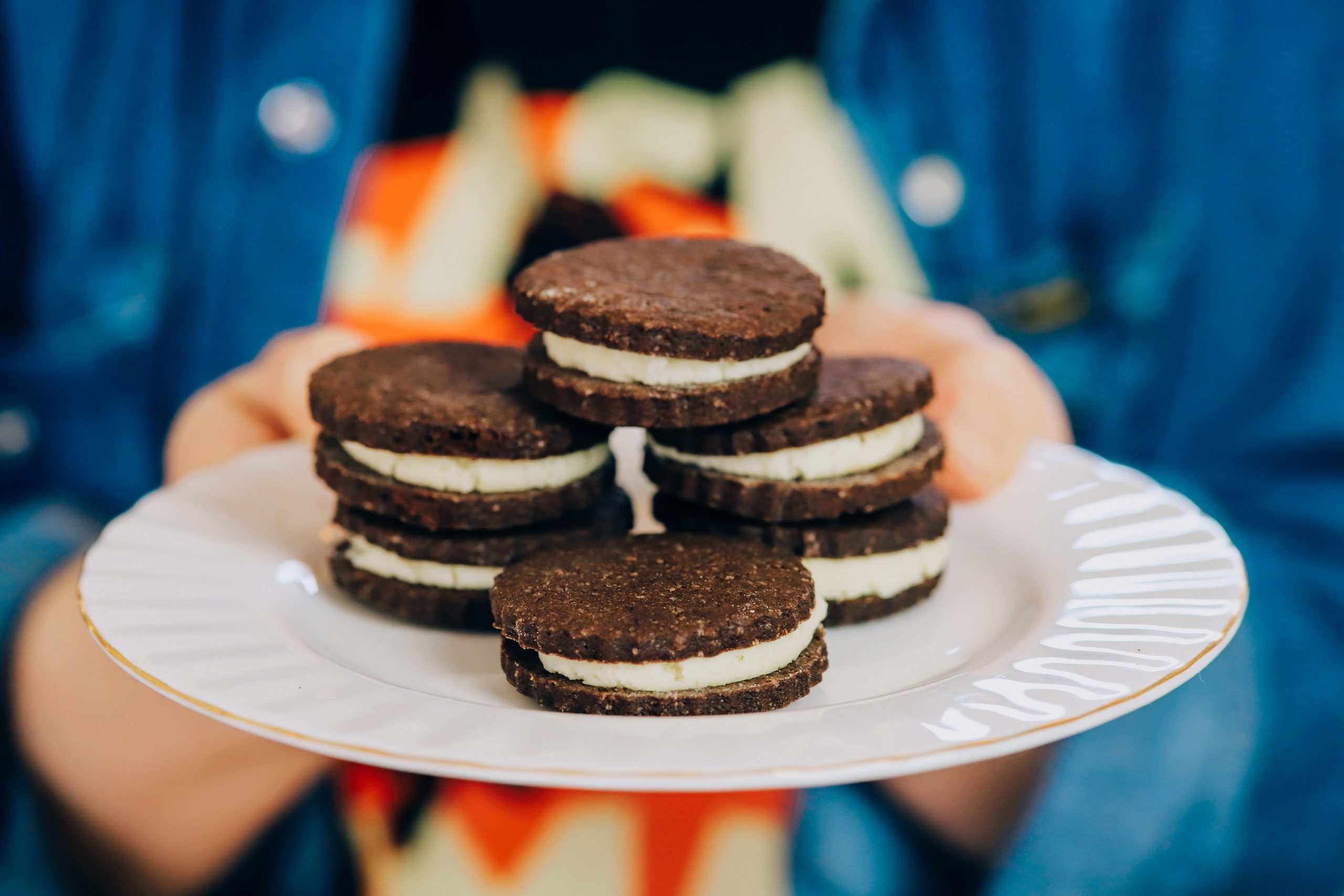 Recept om zelf vegan oreo's te maken, chocoladekoekjes met vanillevulling