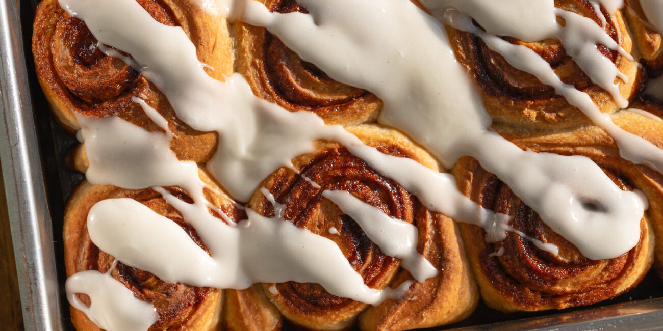 Recept om vegan cinnamon rolls te bakken met zuurdesem en een roomkaas glazuur