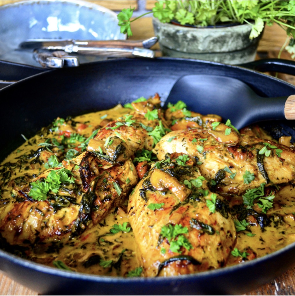 Kylling med spinat og svampe i cremet parmesansauce - Majspassion