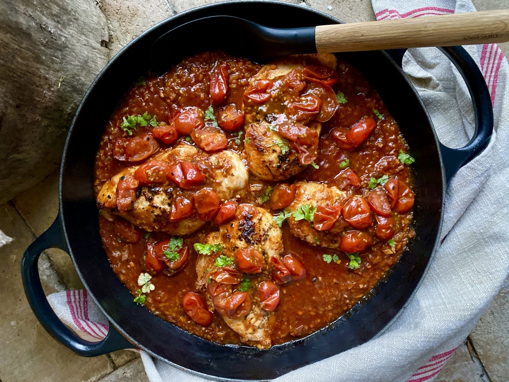 Kylling med tomater og blomkålsris i spicy salsa-sauce - Majspassion