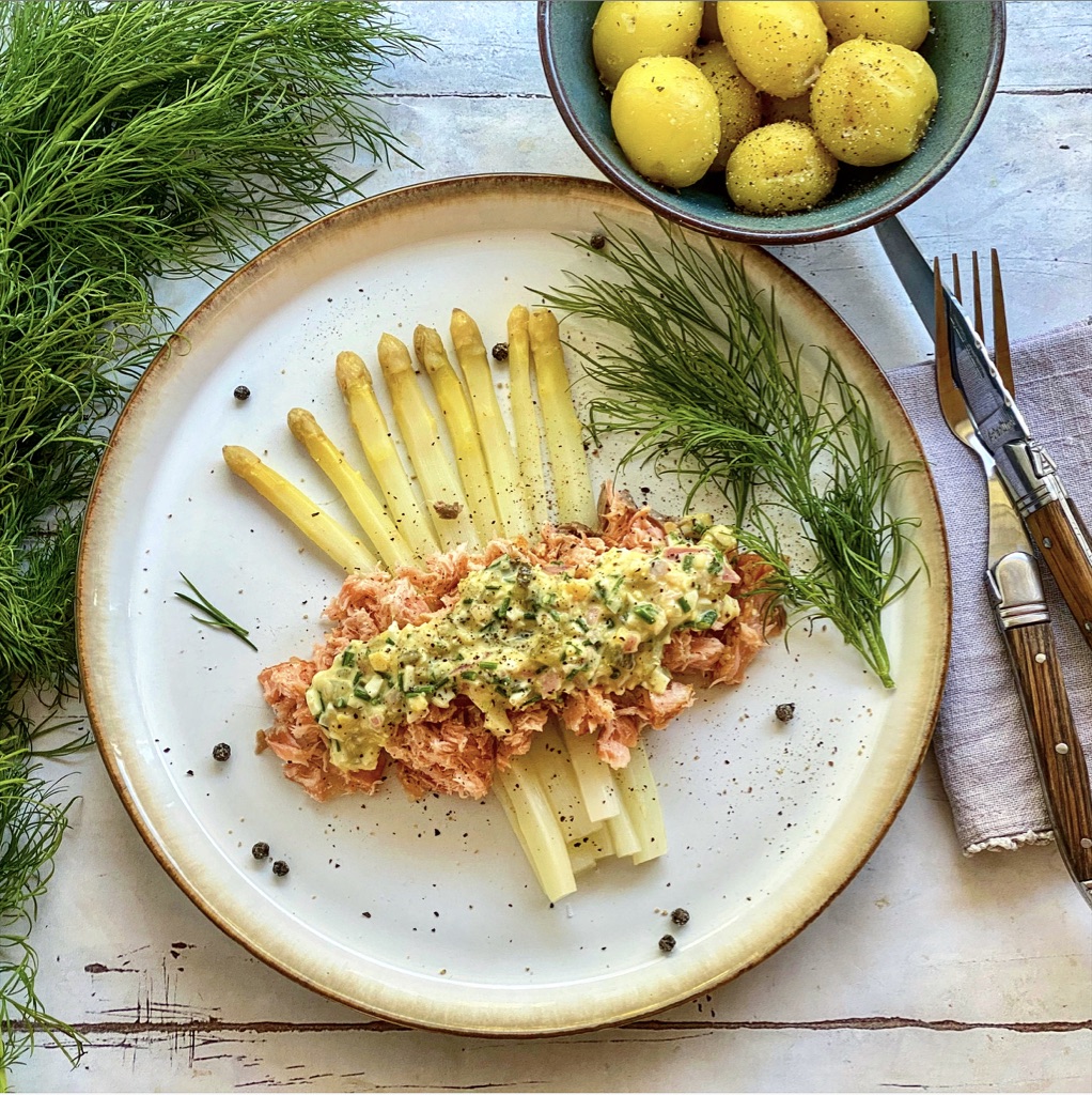 Børnehave Konkurrere Bestil Hvide asparges med varmrøget laks og æggevinaigrette - Majspassion