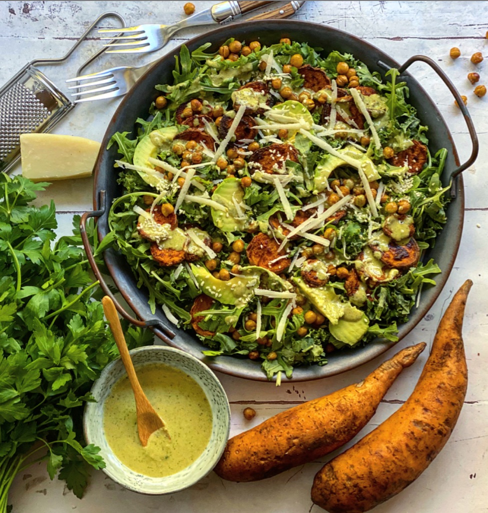 Kålsalat med sød kartoffel og sprøde kikærter | Salat No. 29 - Majspassion