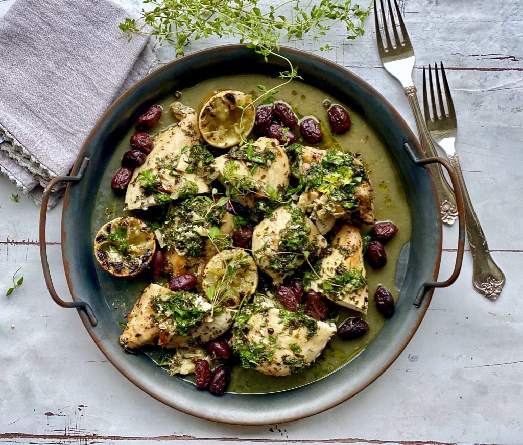 Middelhavsmad med kylling, bagte oliven og lime - opskrift fra Majspassion