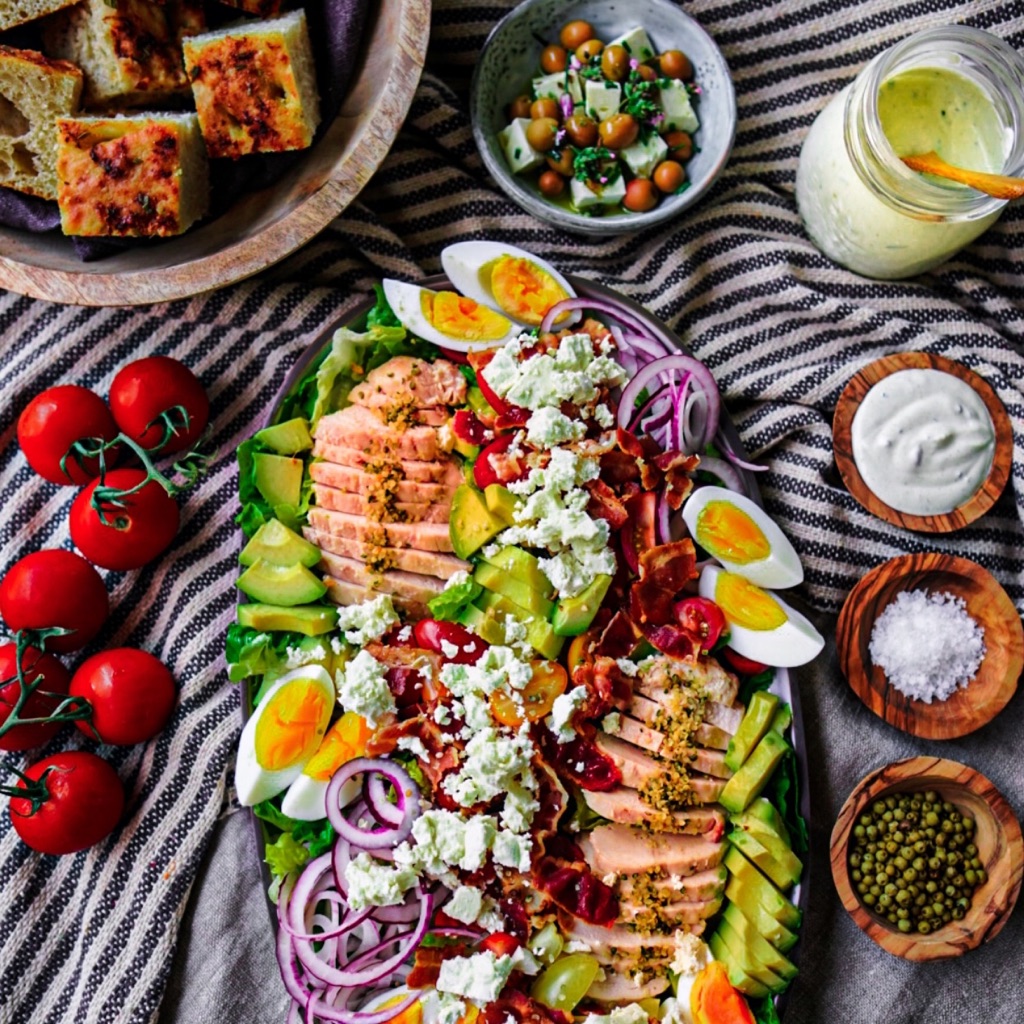 Cobb Salad - amerikansk salat med kylling, bacon og avocado - Majspassion