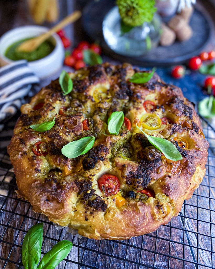 Focaccia med ost, tomater og grøn pesto Majspassion
