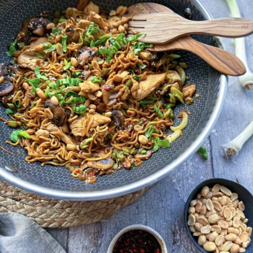 Wok med nudler, kylling og grønt i spicy sojasauce - Majspassion