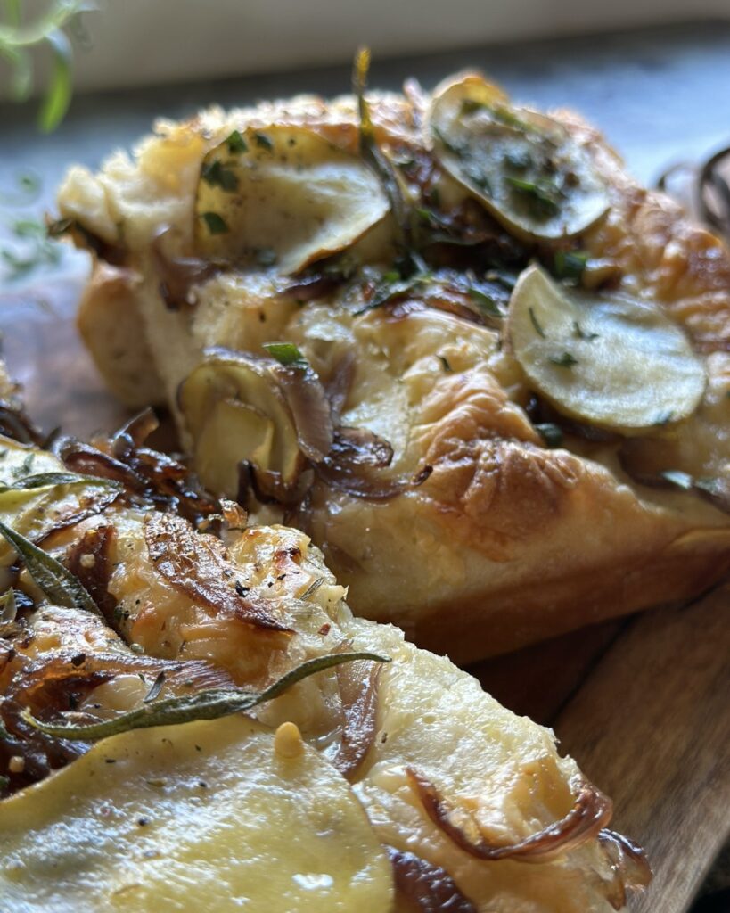 Lækker focaccia brød med ost, kartoffelskiver og karamelliserede løg