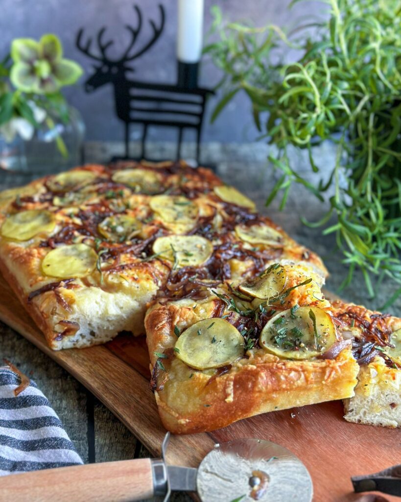 Focaccia madbrød med kartofler, ost og karamelliserede løg