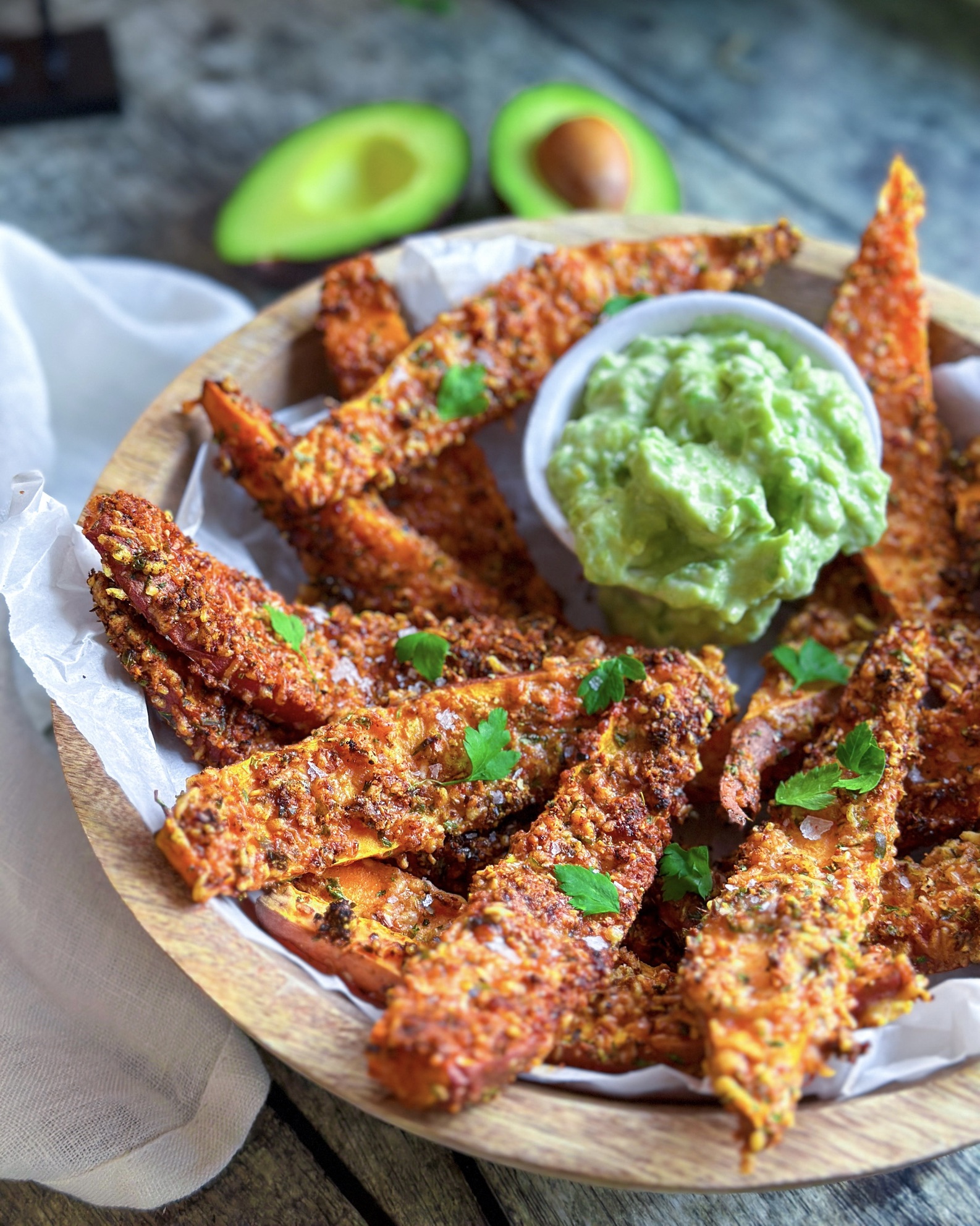 Søde kartoffelfritter med parmesan- og løgpanering