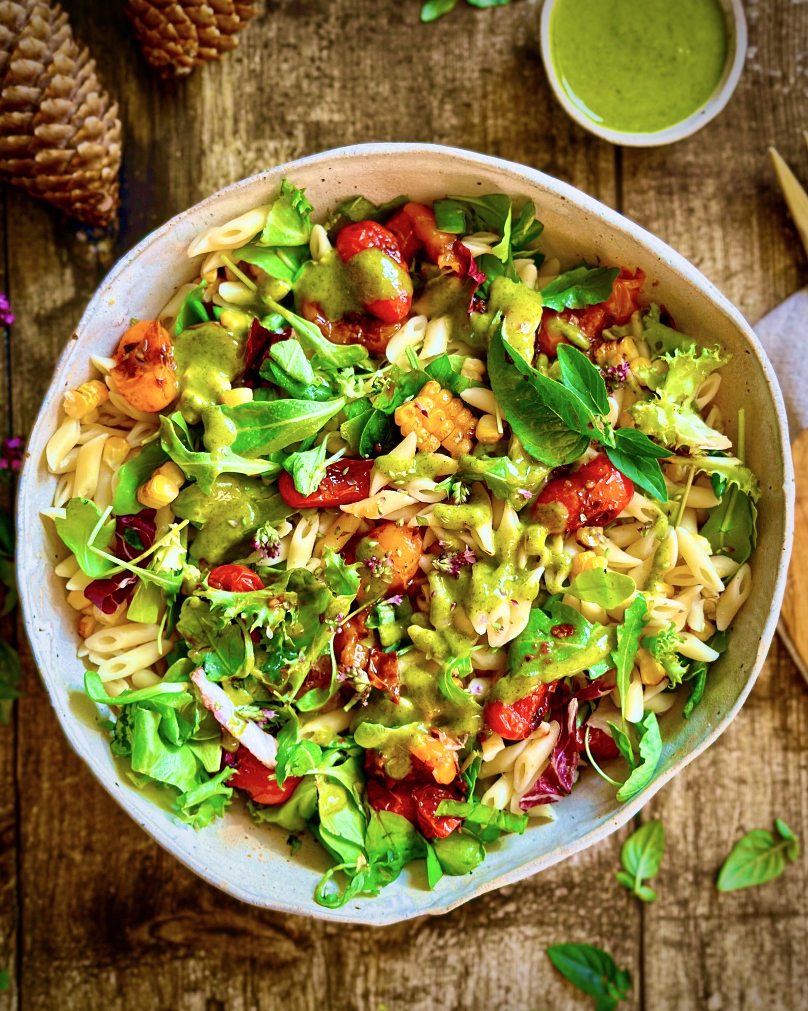 Pasta salat med stegte majs og tomater og grøn vinaigrette