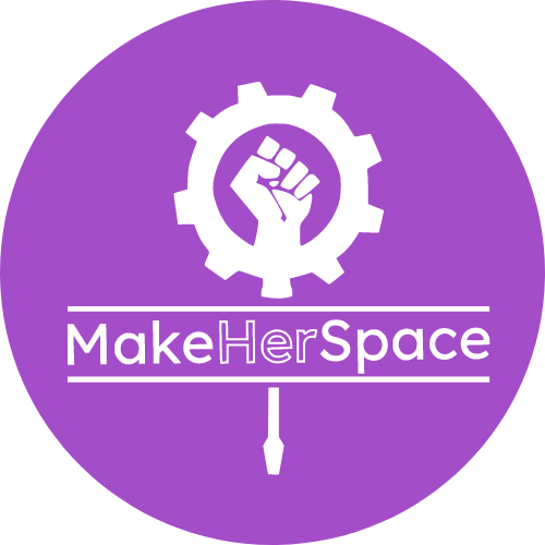 logo MakeHerSpace, fond violet, engrenage dans lequel se trouve un poings fermé qui se prolonge en dessous par un tournevis, formant ainsi le symbole féminin. 