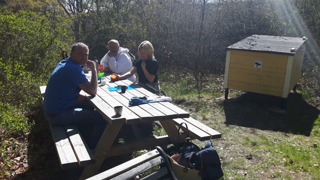 Arbete i föreningsbigården vid Ekebyhovs slott, Mälaröbiodlarna