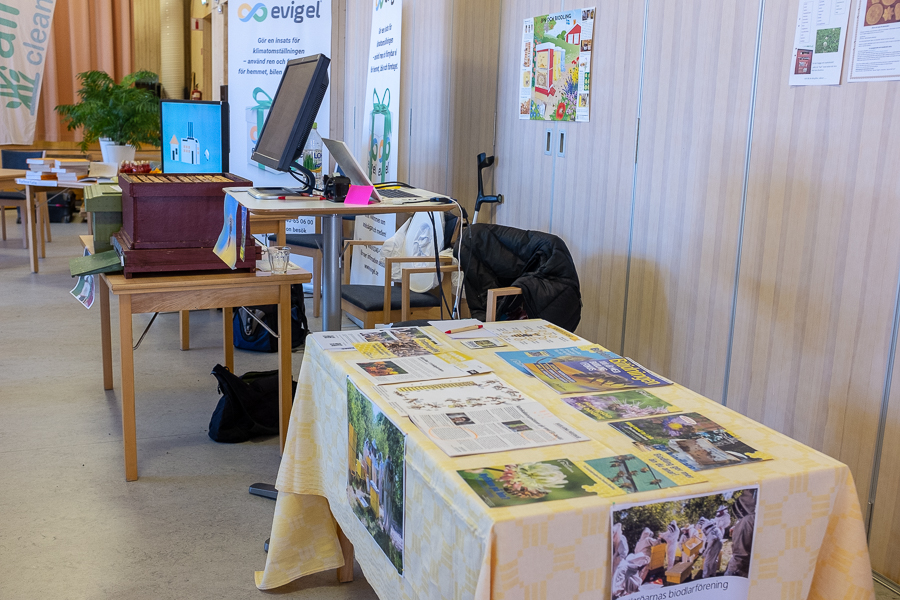 Mälaröbiodlarnas bord på Kyrkans miljödag i Stenhamra. Foto: Mats Andersson https://www.andersson.photo