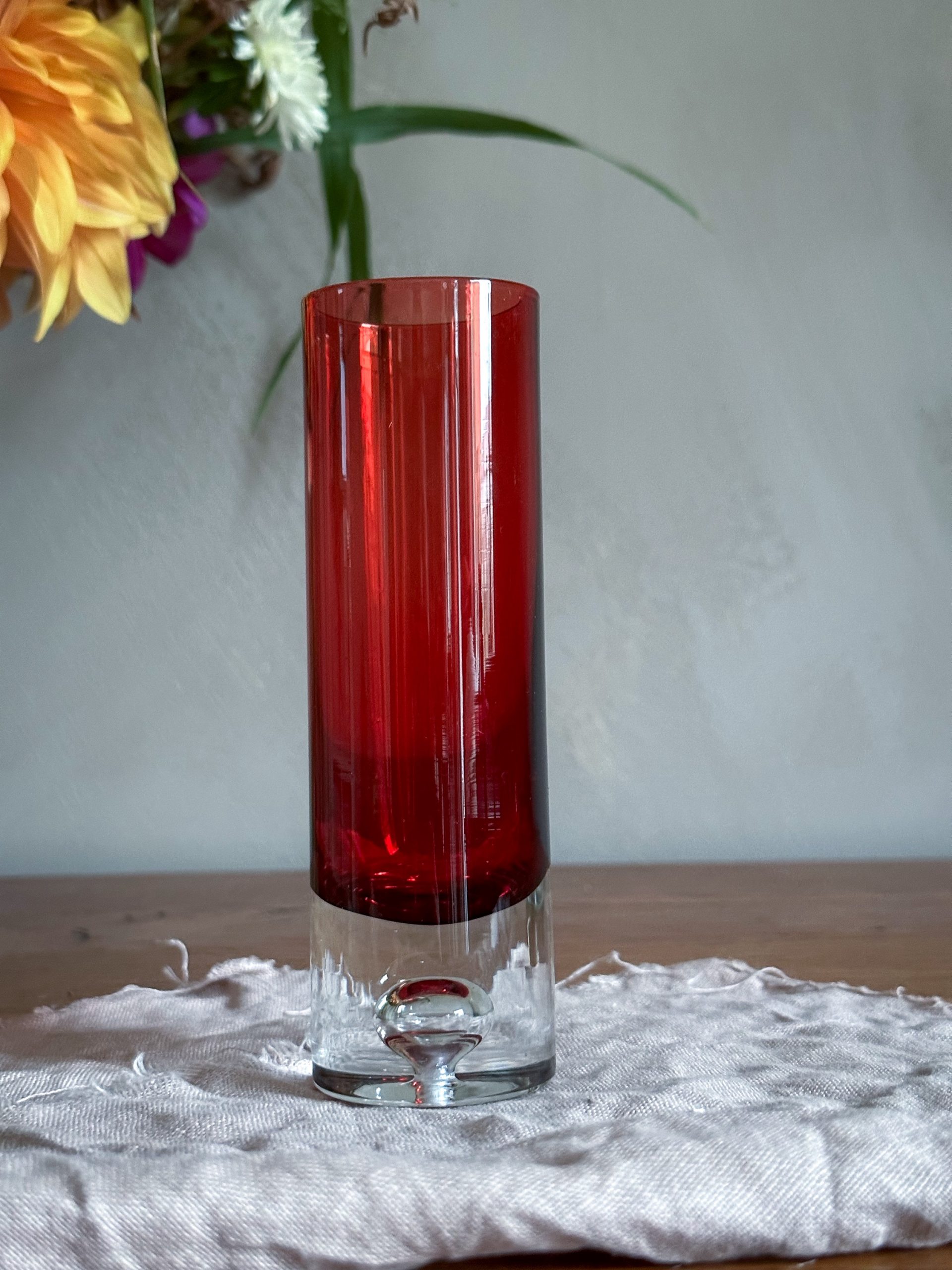 Iittala – Tillskriven Tapio Wirkkala röd glas vas - Malins Vintage