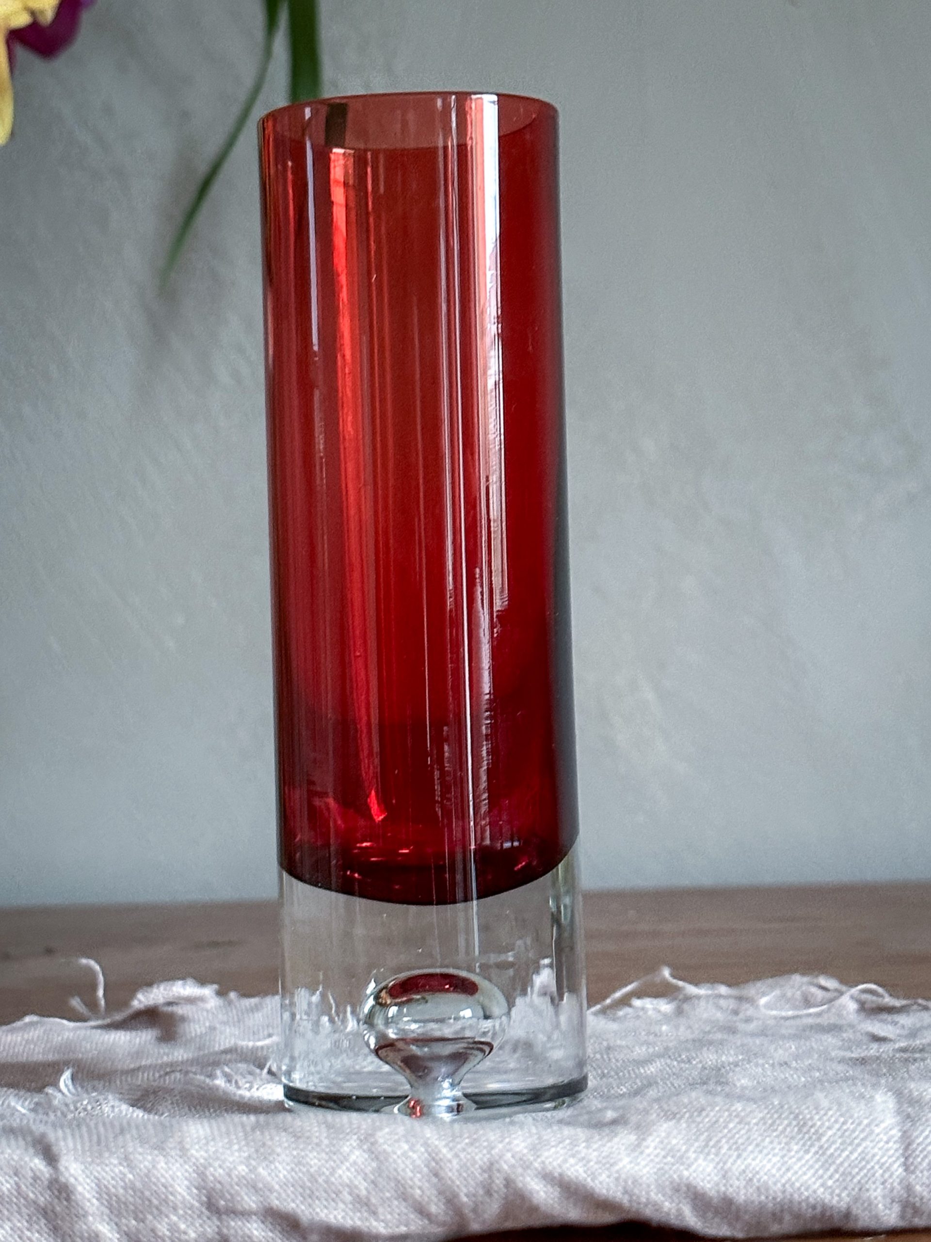 Iittala – Tillskriven Tapio Wirkkala röd glas vas - Malins Vintage
