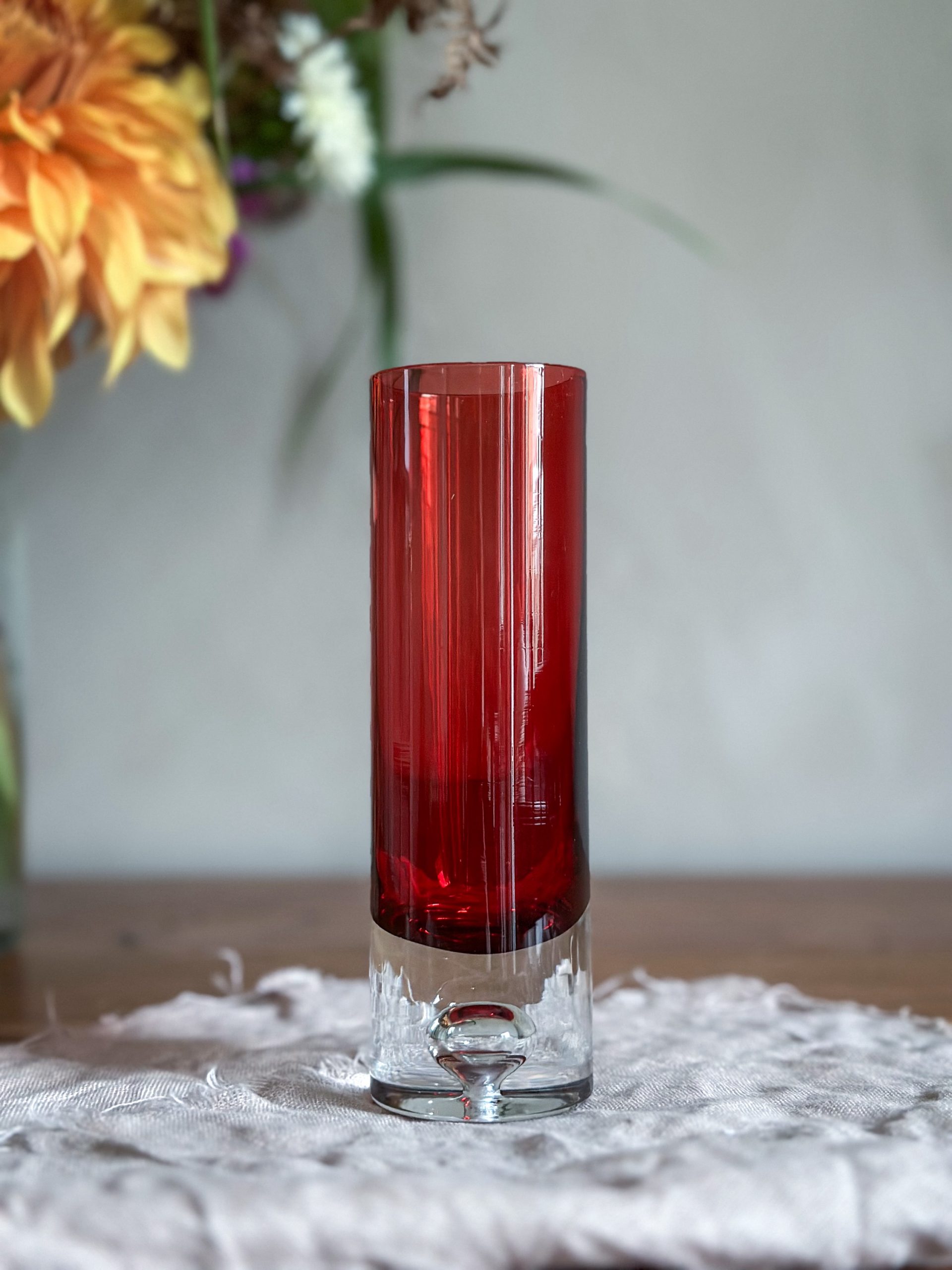 Iittala – Tillskriven Tapio Wirkkala röd glas vas - Malins Vintage