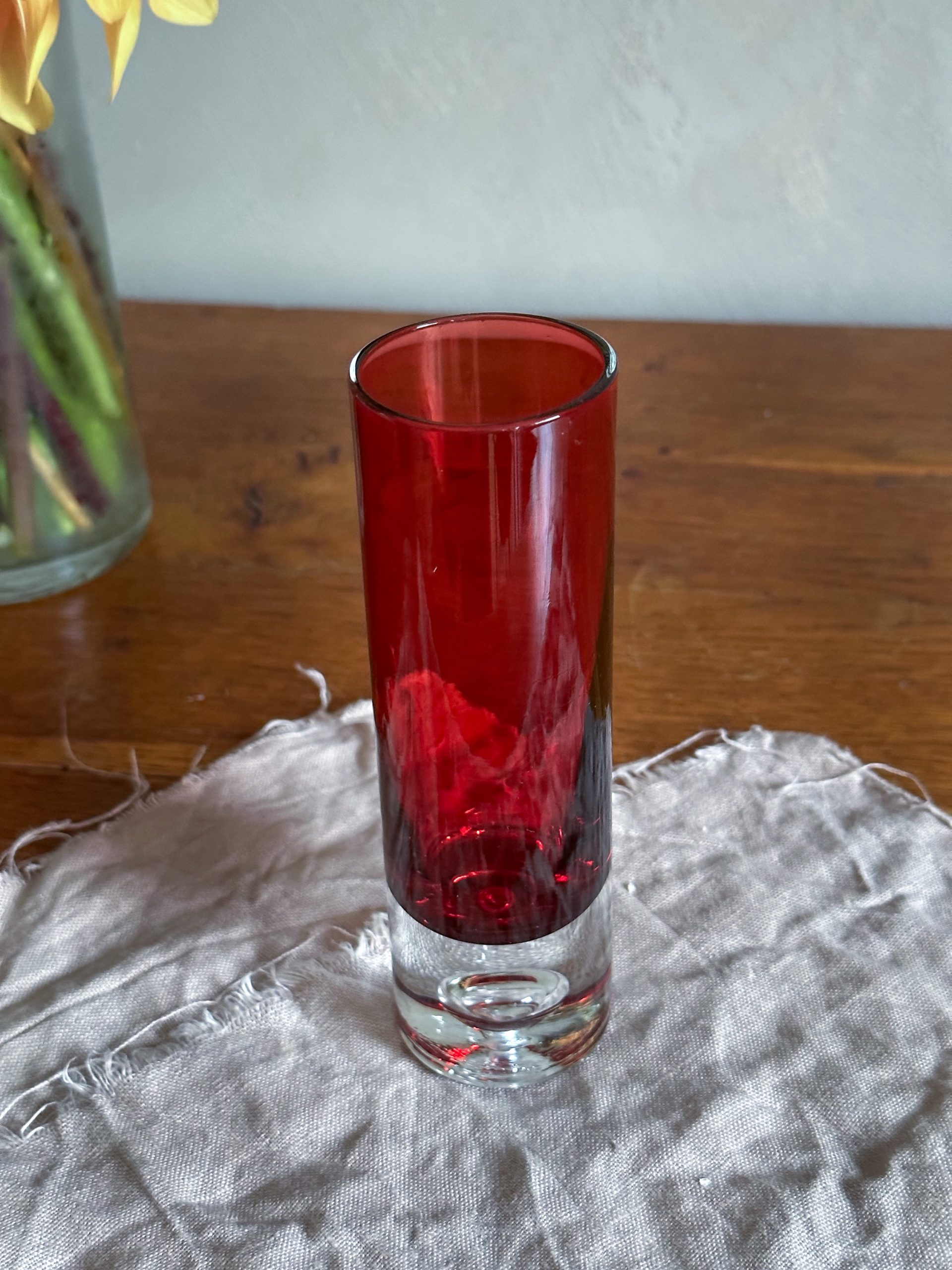 Iittala – Tillskriven Tapio Wirkkala röd glas vas - Malins Vintage