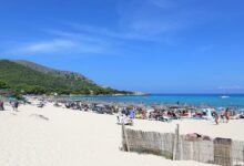 Het prachtige natuurlijke strand Cala Agulla op Mallorca.