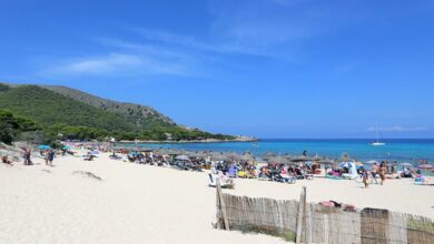Het prachtige natuurlijke strand Cala Agulla op Mallorca.