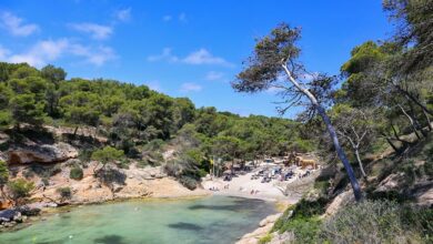 Cala Falcó is een verborgen schat in een kleine, smalle baai.