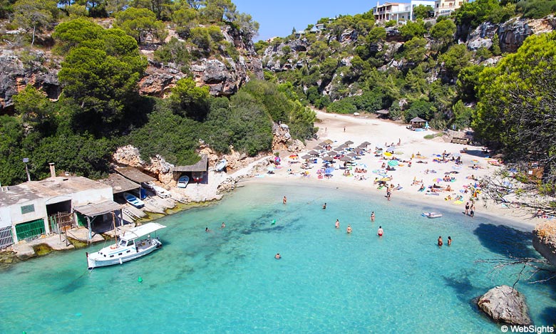Cala Pi is een fantastisch strand in een romantische baai.