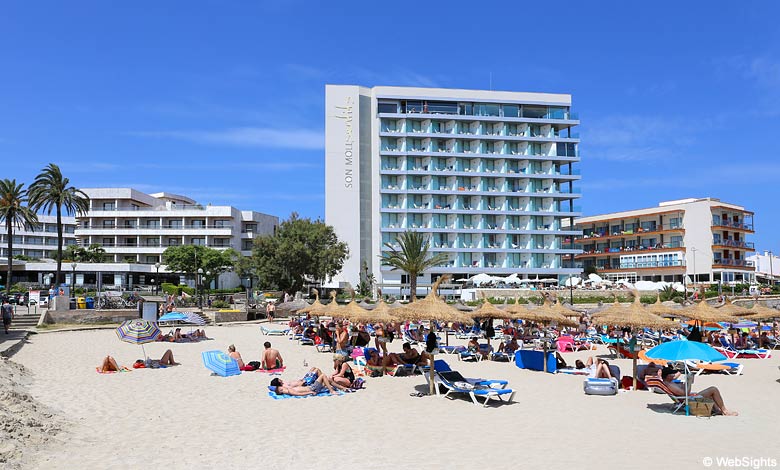 Cala Ratjada heeft een prachtig zandstrand dicht bij de stad.