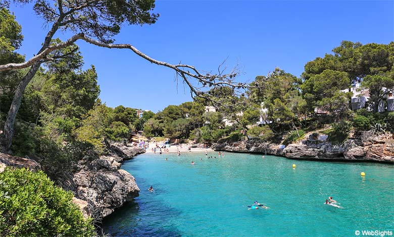 Cala Serena är den minsta av de fem vackra stränderna i Cala d'Or.