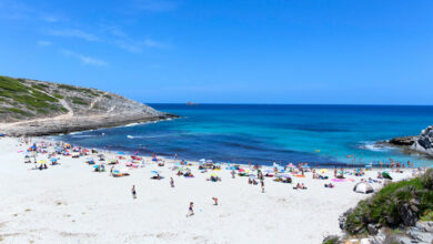 Het prachtige natuurlijke strand Cala Torta aan de noordkust van Mallorca.