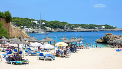 Het strand Calo des Pou ligt in het zuid-westelijke deel van het populaire vakantieoord Cala d'Or.