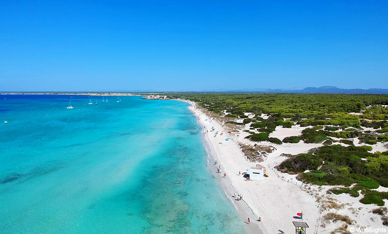Es Trenc är den mest kända stranden på Mallorca och en otroligt vacker naturstrand