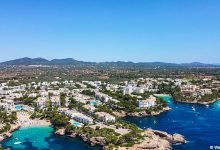 Cala d'Or ist ein schöner Ferienort mit fünf traumhaften Stränden auf Mallorca.