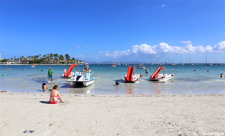 Det finns gott om möjligheter till vattensporter vid Alcudia-stranden.
